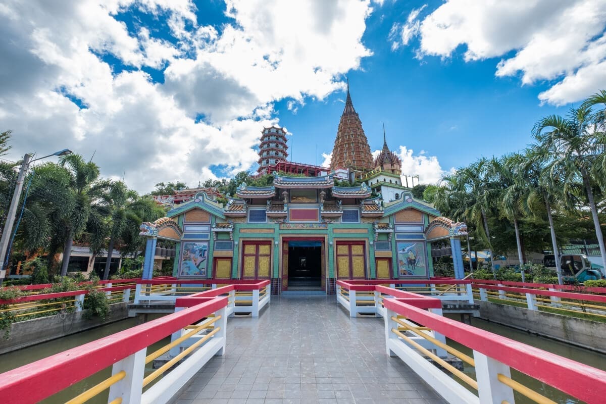 Khao Noi Cave Temple / Wat Tham Khao Noi